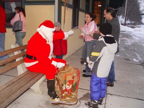 2005-12-11 Santa Claus made sure everyone got a candy cane! DSC00896.jpg